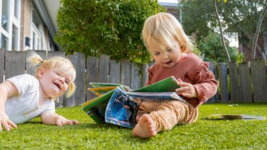 peuters lezen buiten een boekje bij 2hindes kinderdagverblijf werkenbij kinderopvang 2samen den haag monster naaldwijk scaled optimized