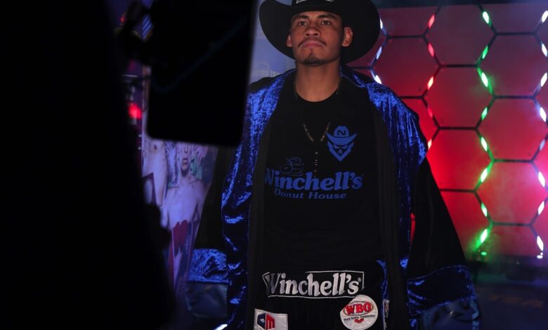 Navarrete Claims Headbutt Caused Fight-Ending Cut, Remains Undecided On Rematch Despite Top Rank's Plans 1 Emanuel Navarrete ringwalk